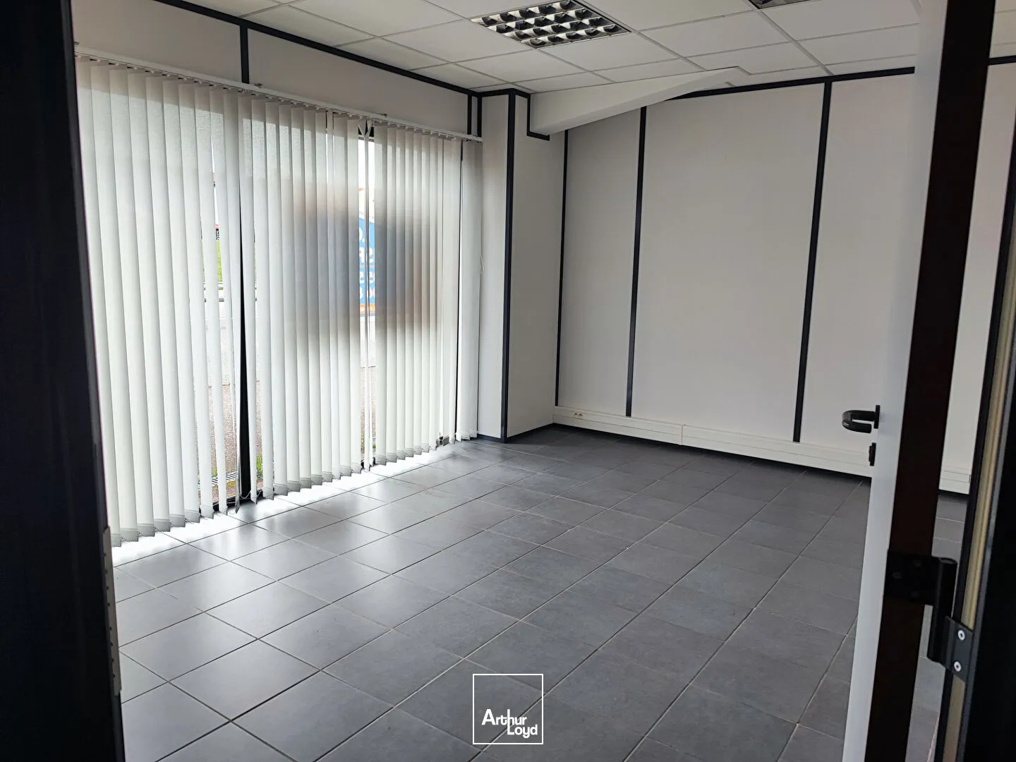 A VENDRE - LIMOGES secteur Chenieux - bureaux de 825 m² avec parking