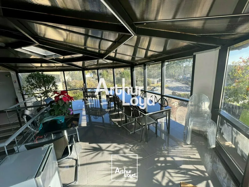 Bureaux à louer cloisonnés et climatisés bon standing - Valbonne