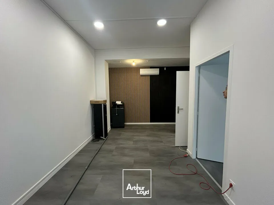 A LOUER - LOCAL COMMERCIAL AVEC VITRINE SUR AXE PASSANT À POITIERS - 105m²