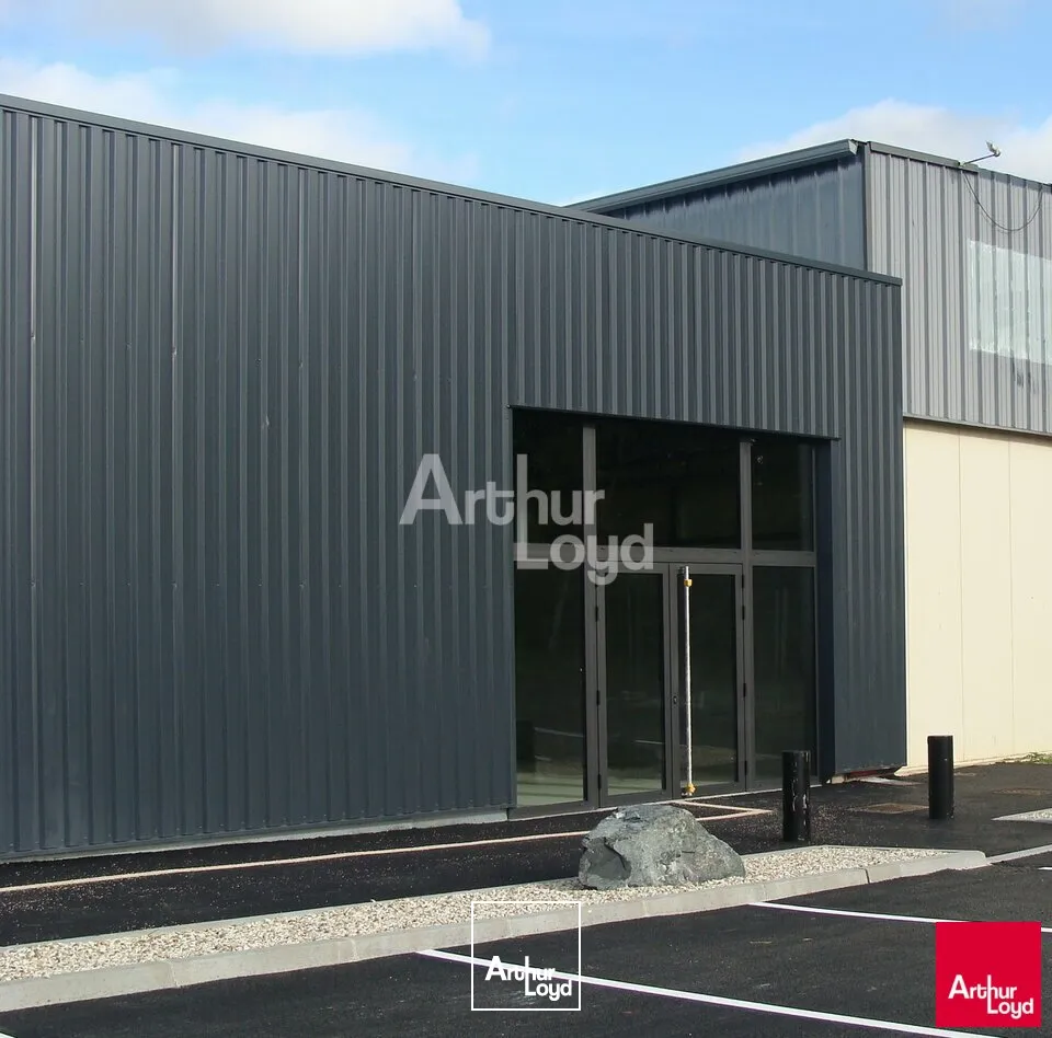 CHATEAUROUX LE POINCONNET - A LOUER CELLULE D'ACTVITE / COMMERCE - 158 m²