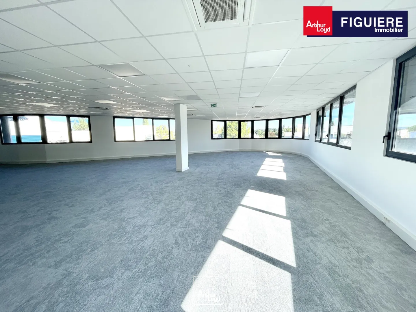 Rare à la location dans le Pôle d'activités: un immeuble neuf avec de belles prestations.