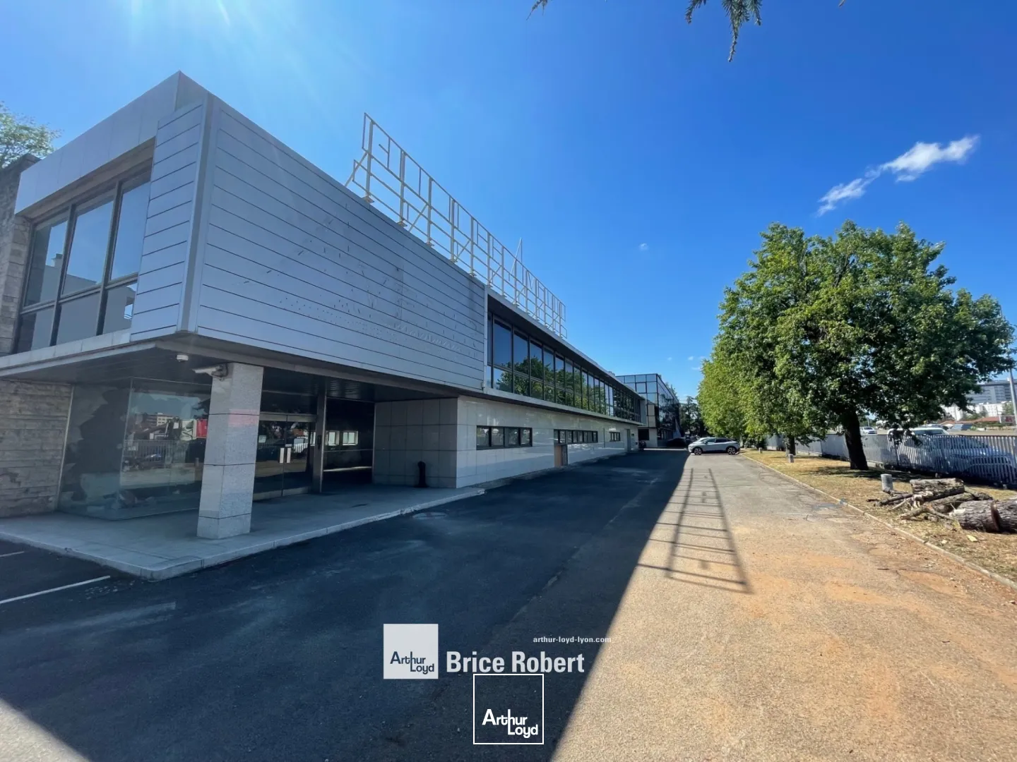 A louer - LE PERIPHERIQUE - Bureaux en rez-de-chaussée - Villeurbanne 