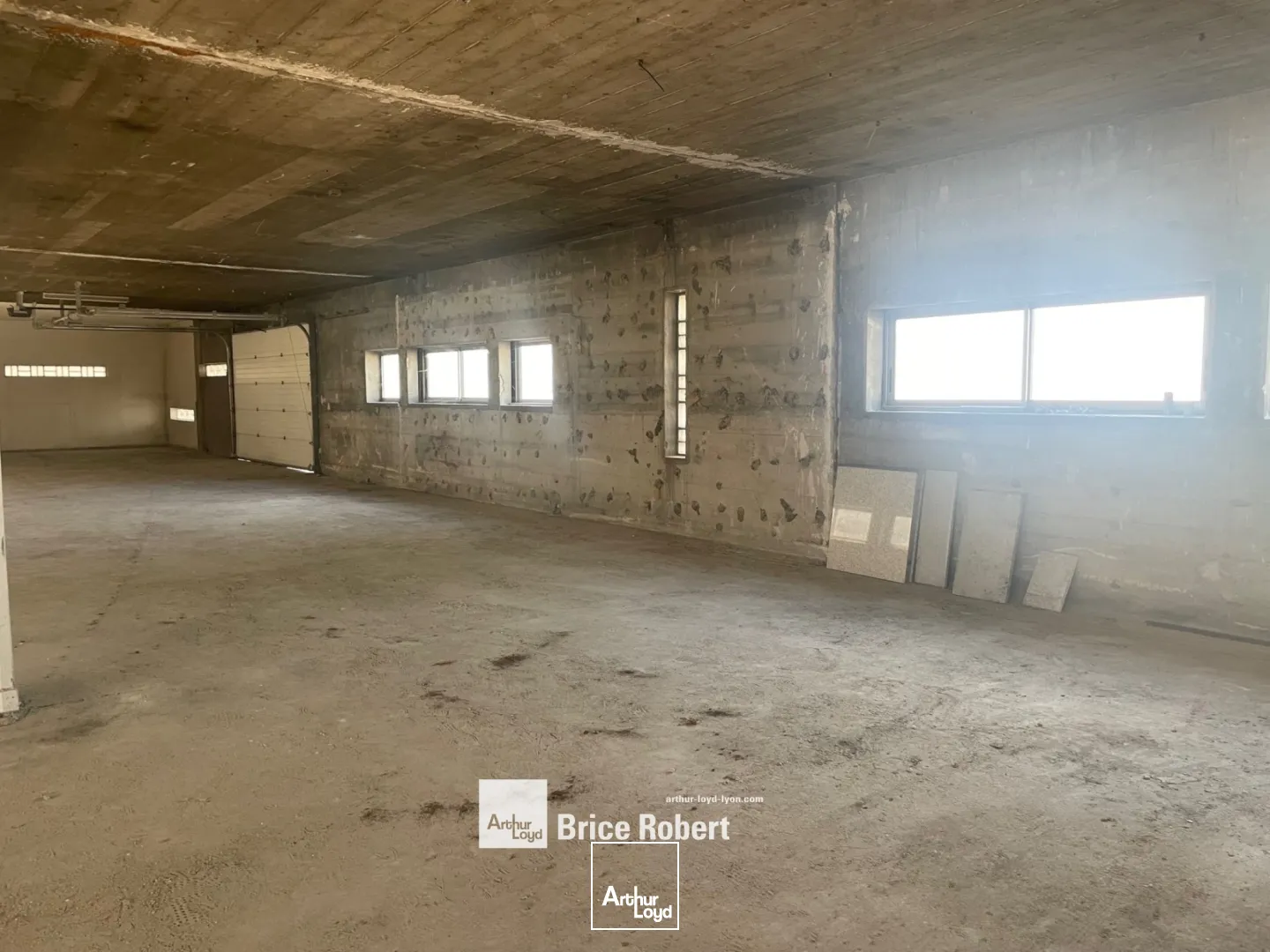 A louer - LE PERIPHERIQUE - Bureaux en rez-de-chaussée - Villeurbanne 