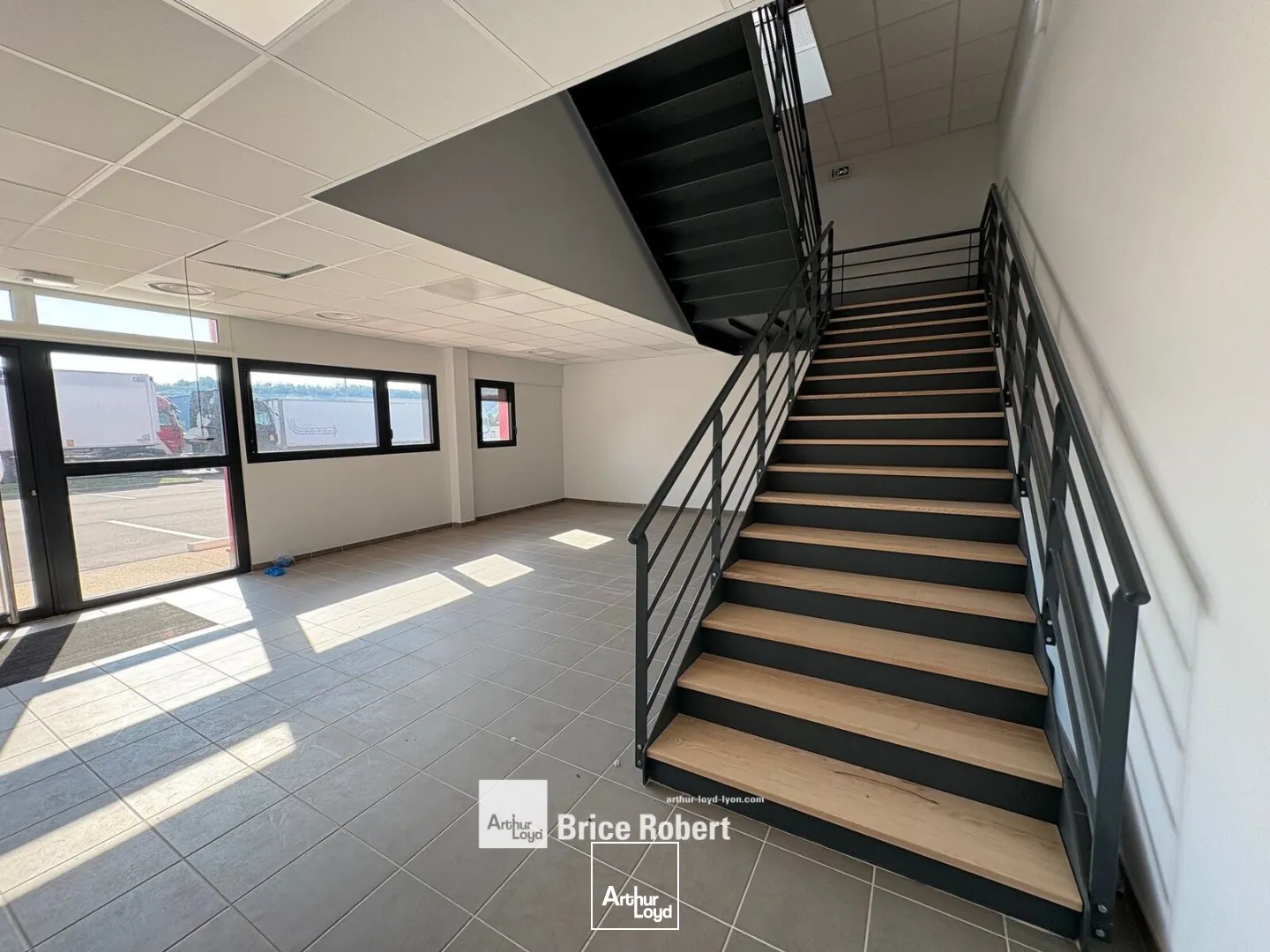 A louer - Local d'activités avec grande hauteur dans un parc sécurisé et dernière génération - Heyrieux