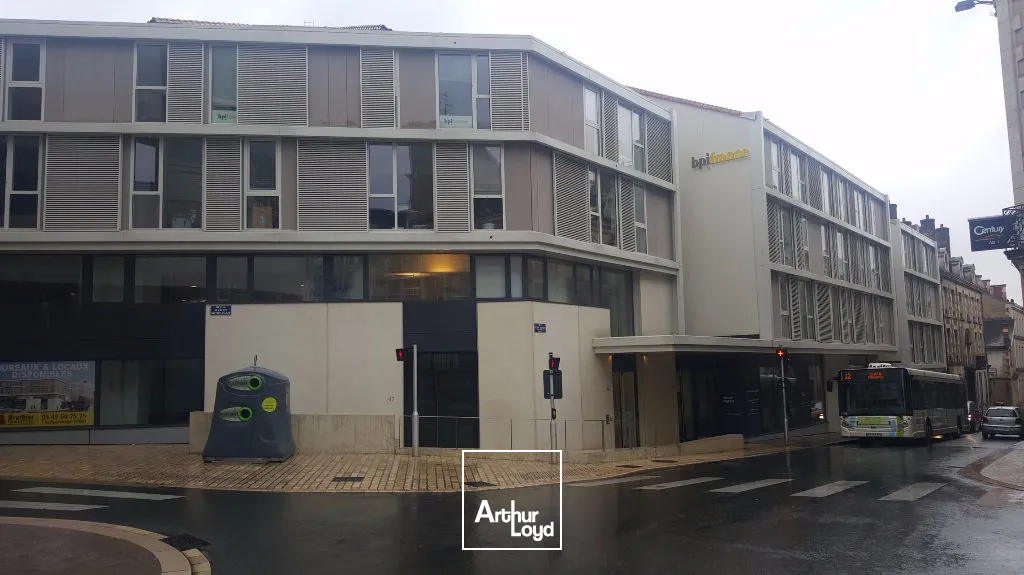 A VENDRE POITIERS A 2 PAS DES CORDELIERS BUREAUX EN REZ DE CHAUSSEE 158m²