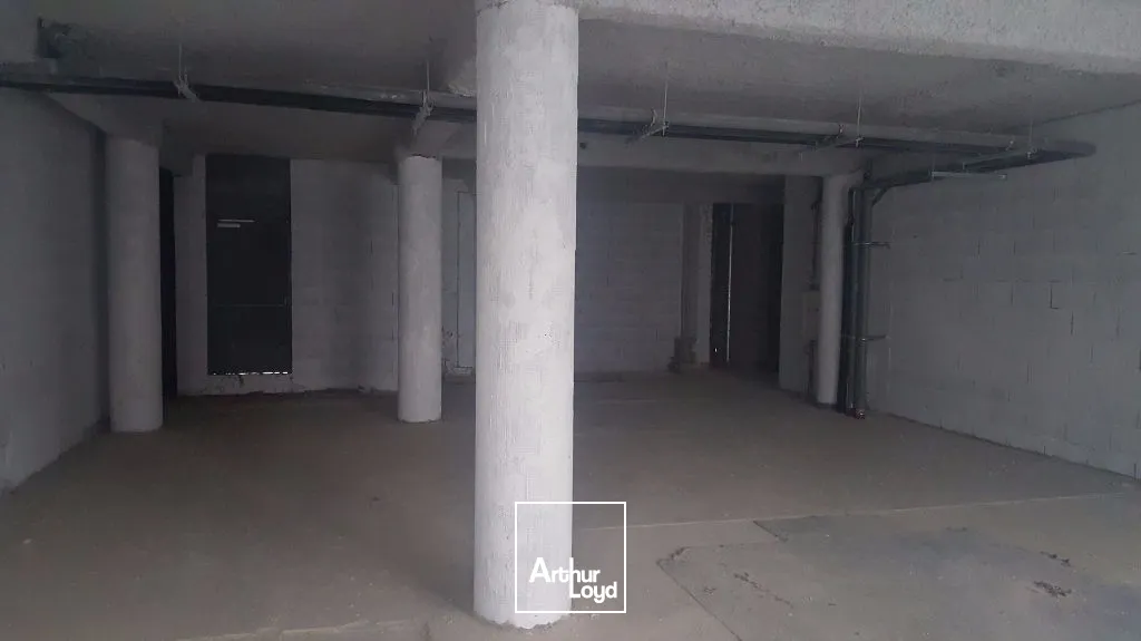 A VENDRE POITIERS A 2 PAS DES CORDELIERS BUREAUX EN REZ DE CHAUSSEE 158m²