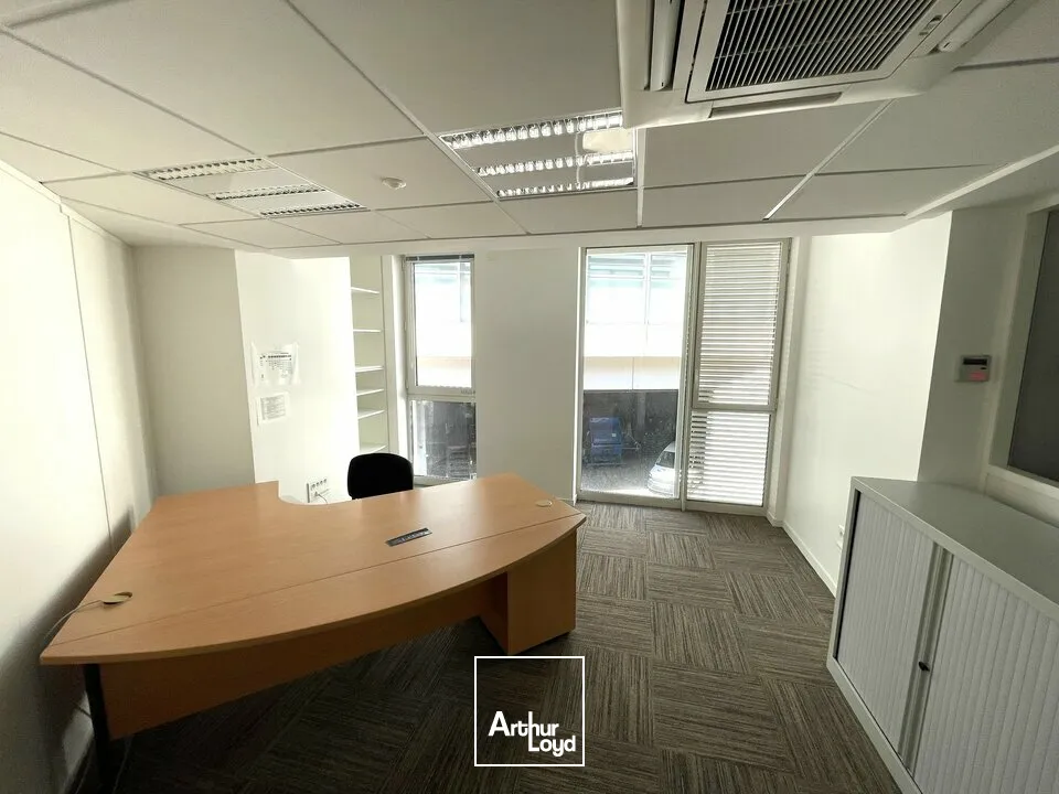 BUREAUX LOUES POUR INVESTISSEUR - EMPLACEMENT PRIME EN HYPER CENTRE DE POITIERS, RENTABILITÉ SÉCURISÉ ET LOCATAIRES INSTITUTIONNELS.