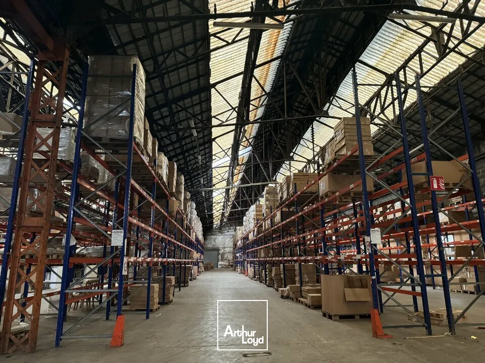 A VENDRE - LE HAVRE - ENTREPÔT 12&nbsp;729 m2 + TERRE PLEIN 4&nbsp;000 m2