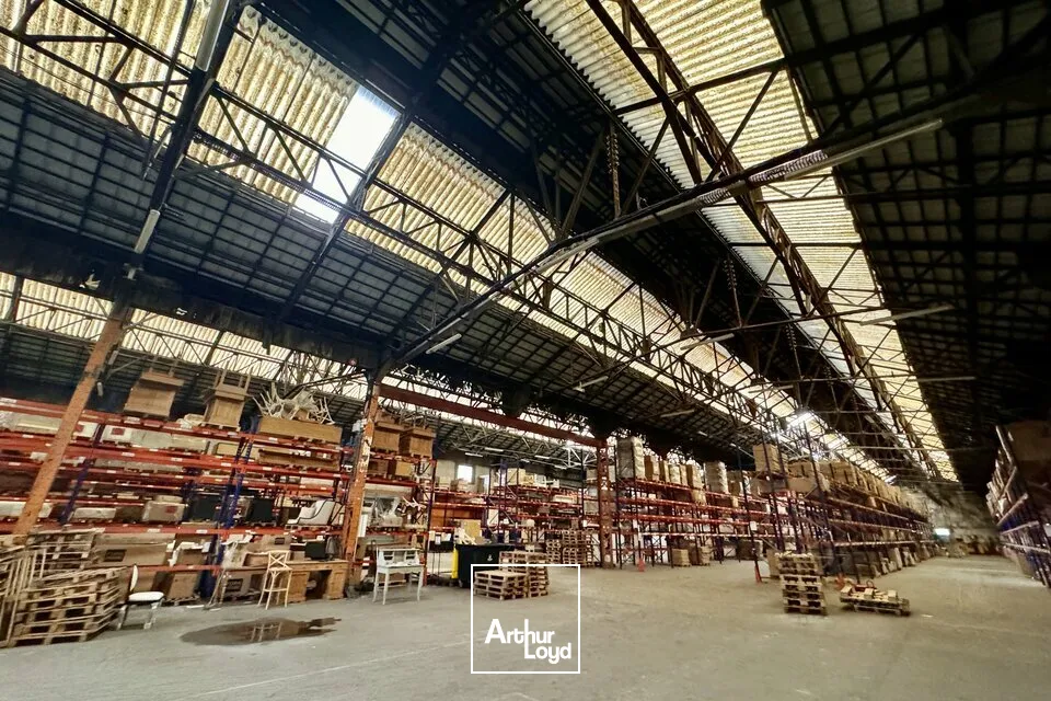 A VENDRE - LE HAVRE - ENTREPÔT 12&nbsp;729 m2 + TERRE PLEIN 4&nbsp;000 m2