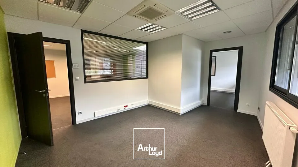 A LOUER - BUREAUX DE 200m2 - PROXIMITE AUTOROUTE A43