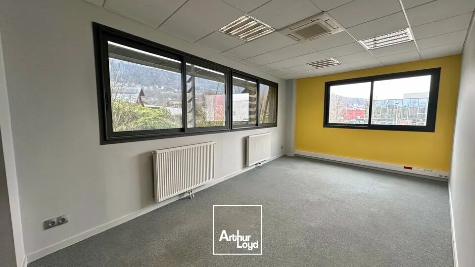 A LOUER - BUREAUX DE 200m2 - PROXIMITE AUTOROUTE A43
