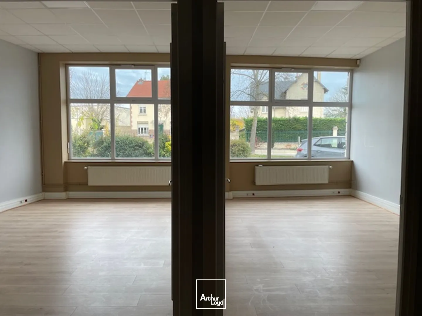Surface commerciale/bureaux de 500 m2 environ à la vente situé en rez-de-chaussée au sein d'une copropriété avec parking privé.Local lumineux, situé sur un axe passant avec excelle...
