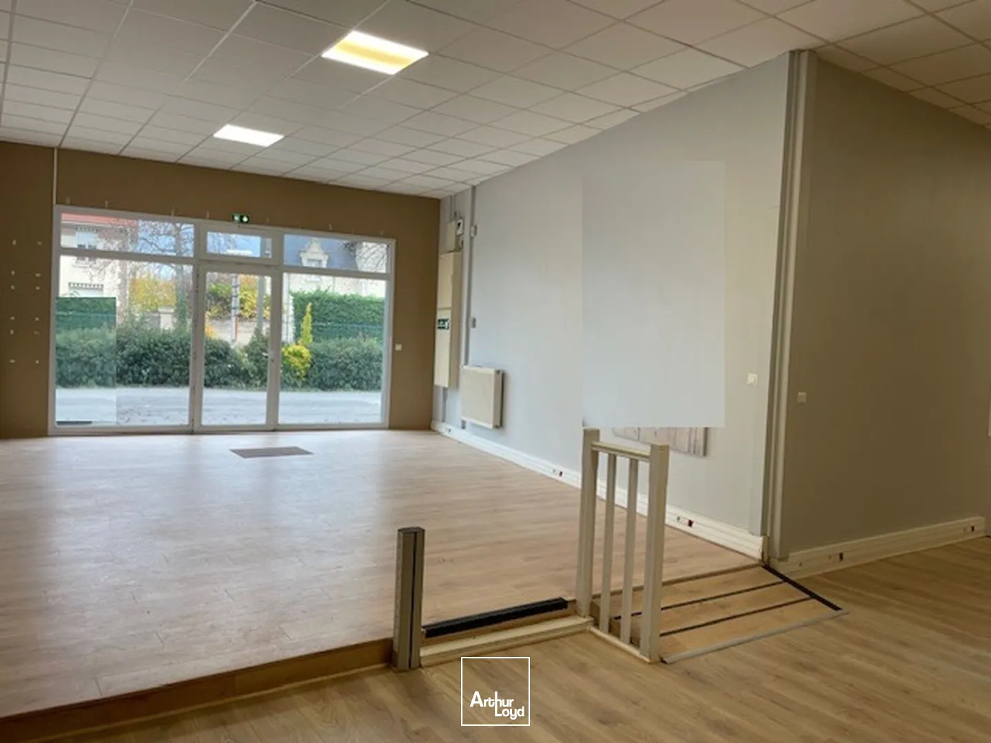 Surface commerciale/bureaux de 500 m2 environ à la vente situé en rez-de-chaussée au sein d'une copropriété avec parking privé.Local lumineux, situé sur un axe passant avec excelle...