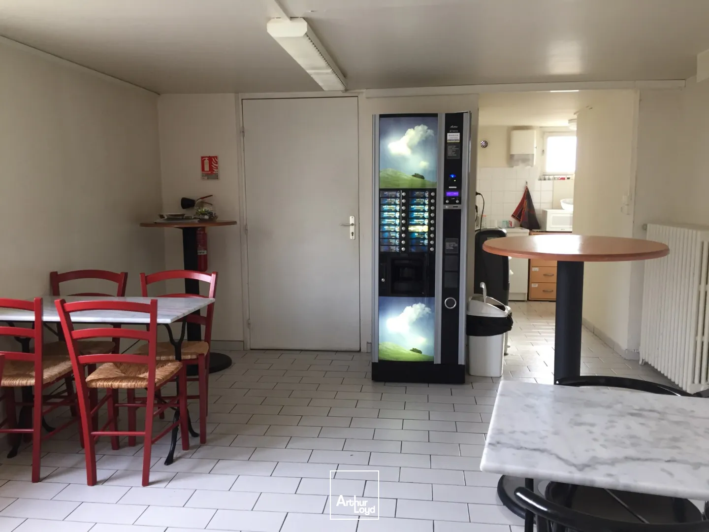 Excellente visibilité. Bel emplacement sur axe passant. Locaux de 502 m2 situés proche du centre ville de Soissons. Disponible immédiatement.