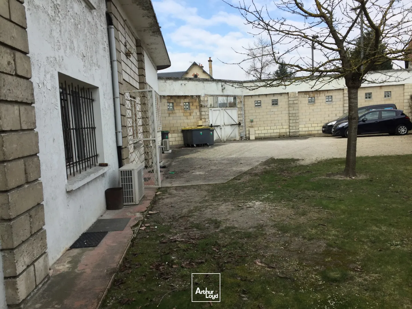 Excellente visibilité. Bel emplacement sur axe passant. Locaux de 502 m2 situés proche du centre ville de Soissons. Disponible immédiatement.