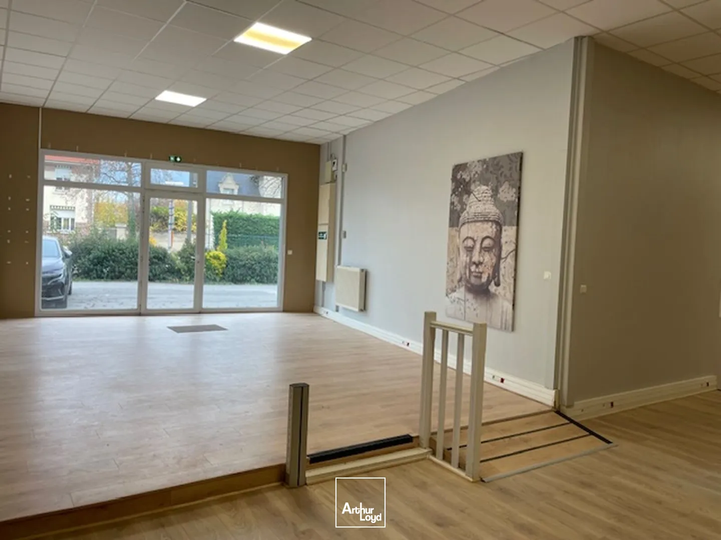 Excellente visibilité. Bel emplacement sur axe passant. Locaux de 502 m2 situés proche du centre ville de Soissons. Disponible immédiatement.