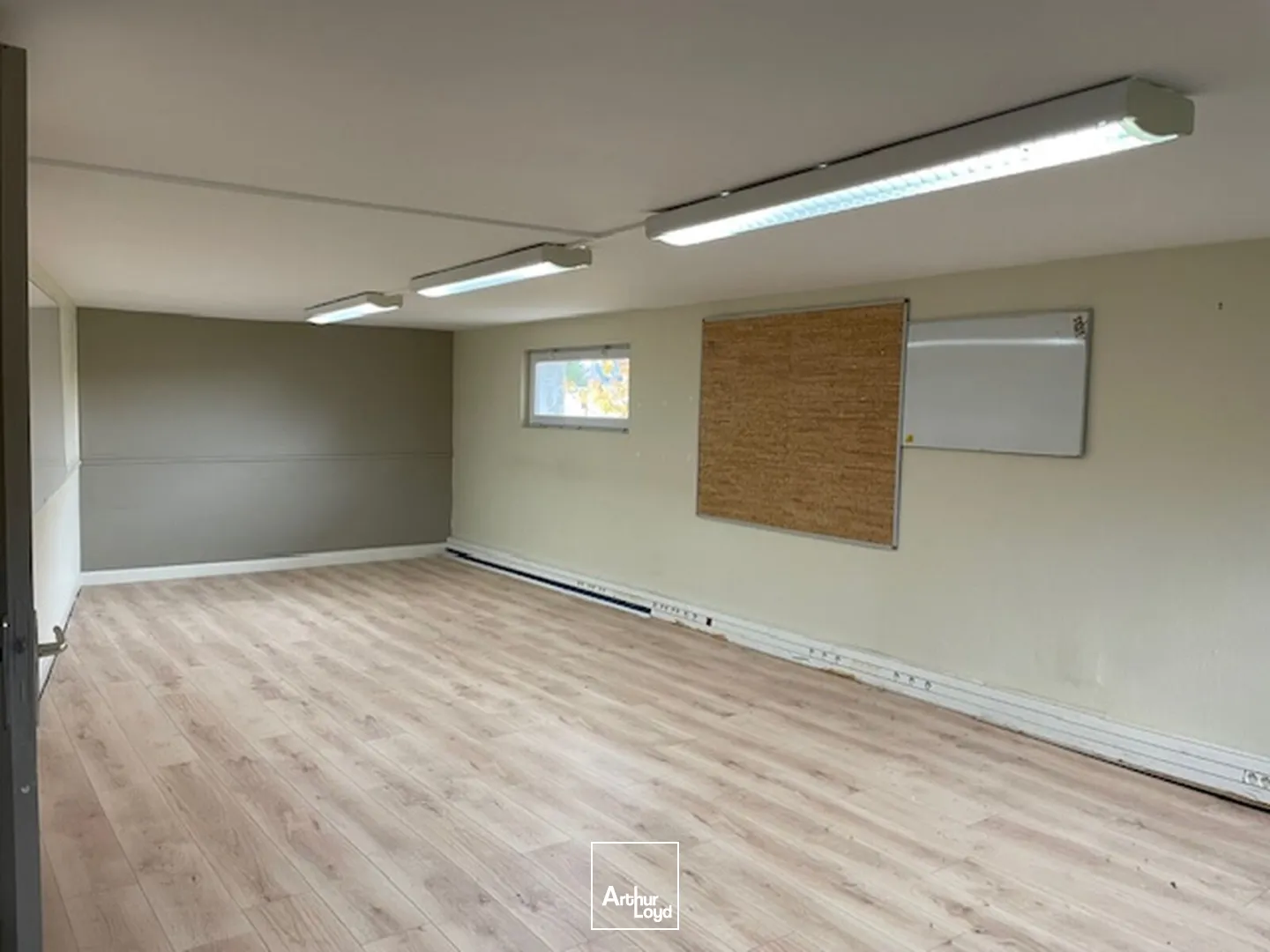 Excellente visibilité. Bel emplacement sur axe passant. Locaux de 502 m2 situés proche du centre ville de Soissons. Disponible immédiatement.