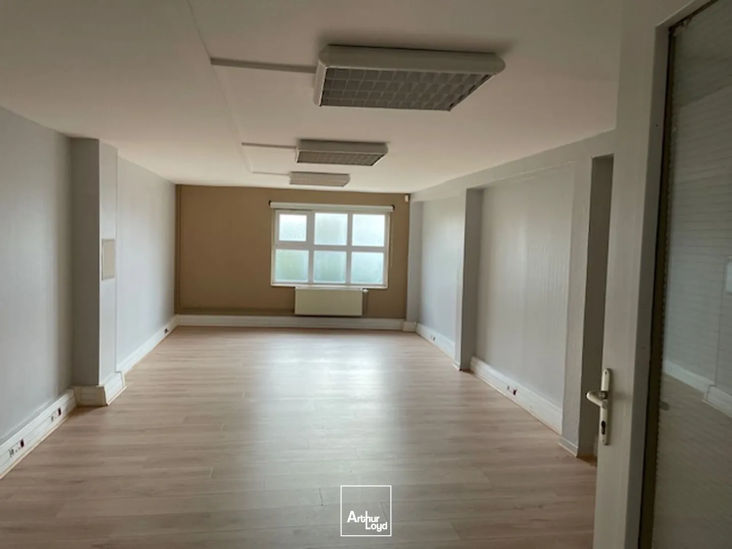 Excellente visibilité. Bel emplacement sur axe passant. Locaux de 502 m2 situés proche du centre ville de Soissons. Disponible immédiatement.