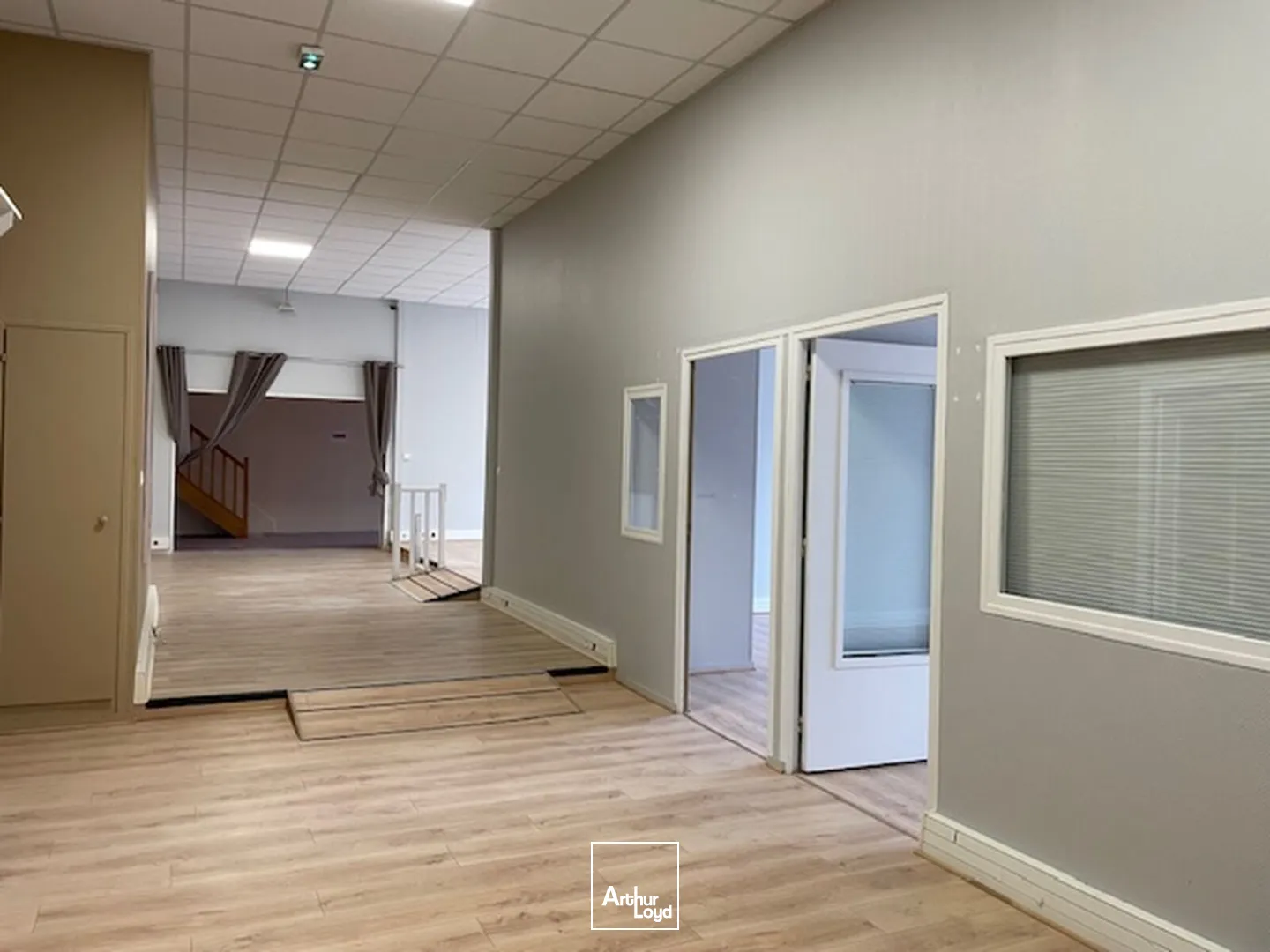 Excellente visibilité. Bel emplacement sur axe passant. Locaux de 502 m2 situés proche du centre ville de Soissons. Disponible immédiatement.