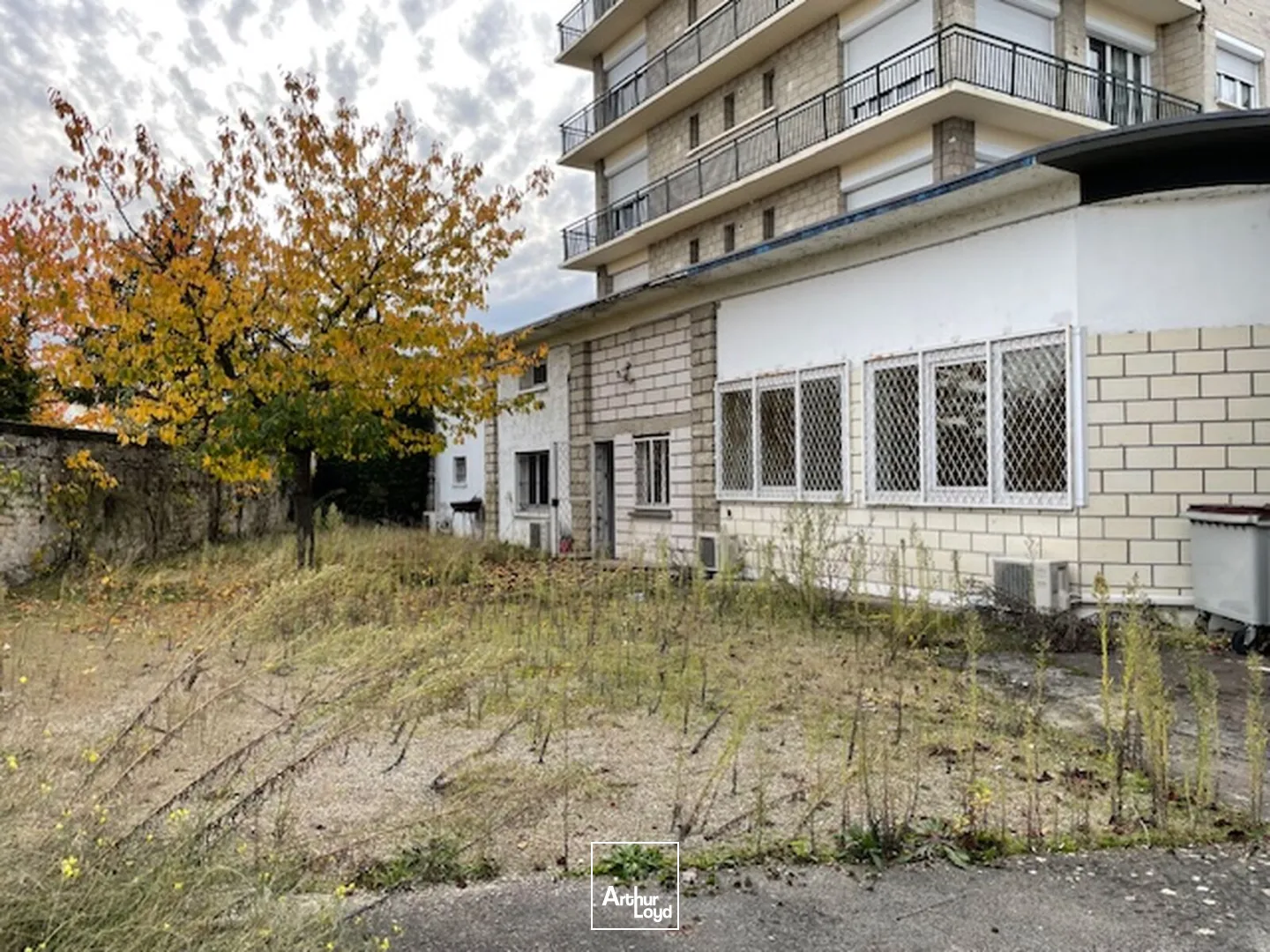 Surface commerciale/bureaux de 500 m2 environ à la vente situé en rez-de-chaussée au sein d'une copropriété avec parking privé.Local lumineux, situé sur un axe passant avec excelle...