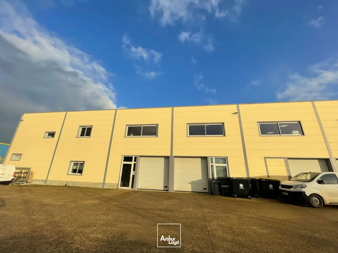 A Louer - Local d'activité d'environ 270 m2 