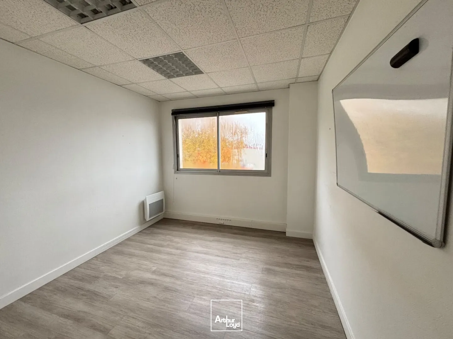 BÂTIMENT INDÉPENDANT DE BUREAUX À LOUER-535 M ²-TREILLIÈRES