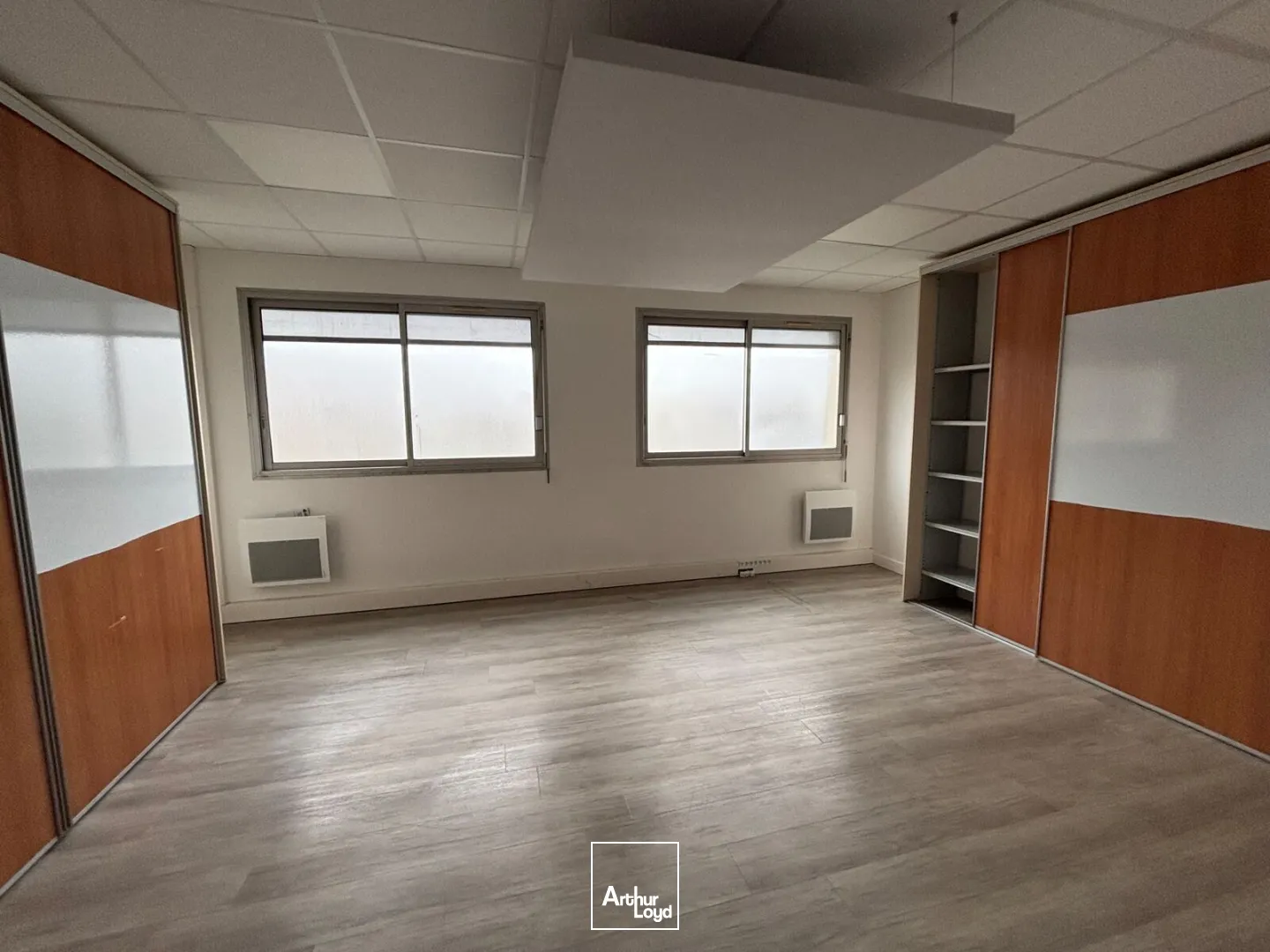 BÂTIMENT INDÉPENDANT DE BUREAUX À LOUER-535 M ²-TREILLIÈRES