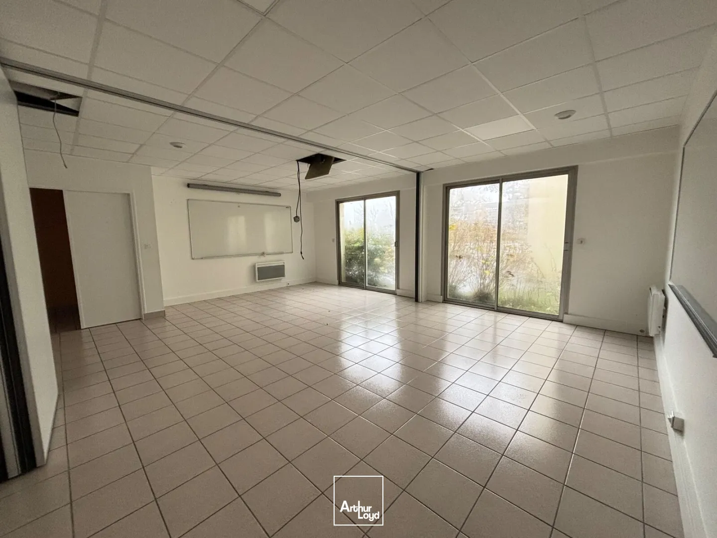 BÂTIMENT INDÉPENDANT DE BUREAUX À LOUER-535 M ²-TREILLIÈRES