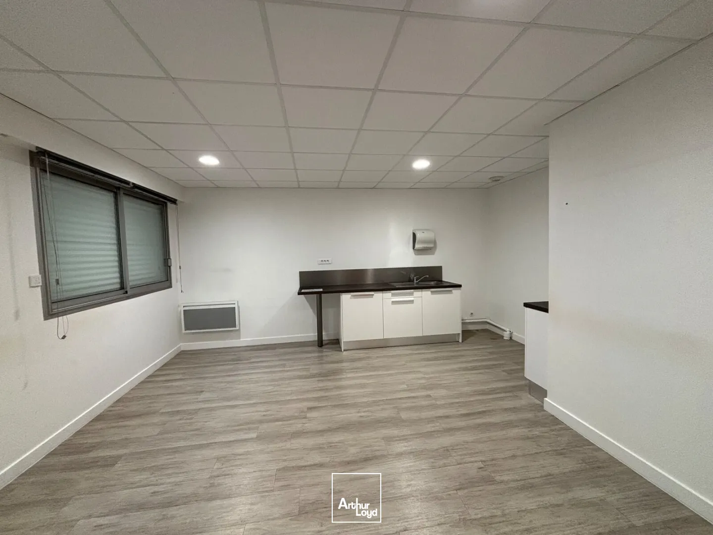 BÂTIMENT INDÉPENDANT DE BUREAUX À LOUER-535 M ²-TREILLIÈRES