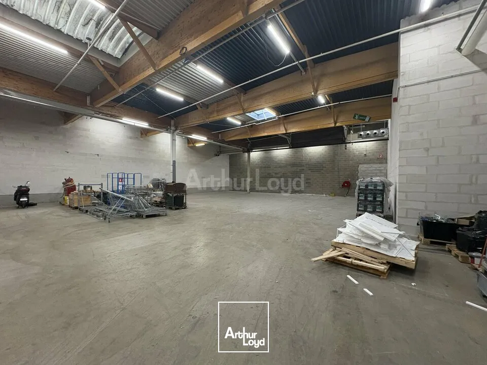 LOCAL COMMERCIAL à LOUER de 1396 m²