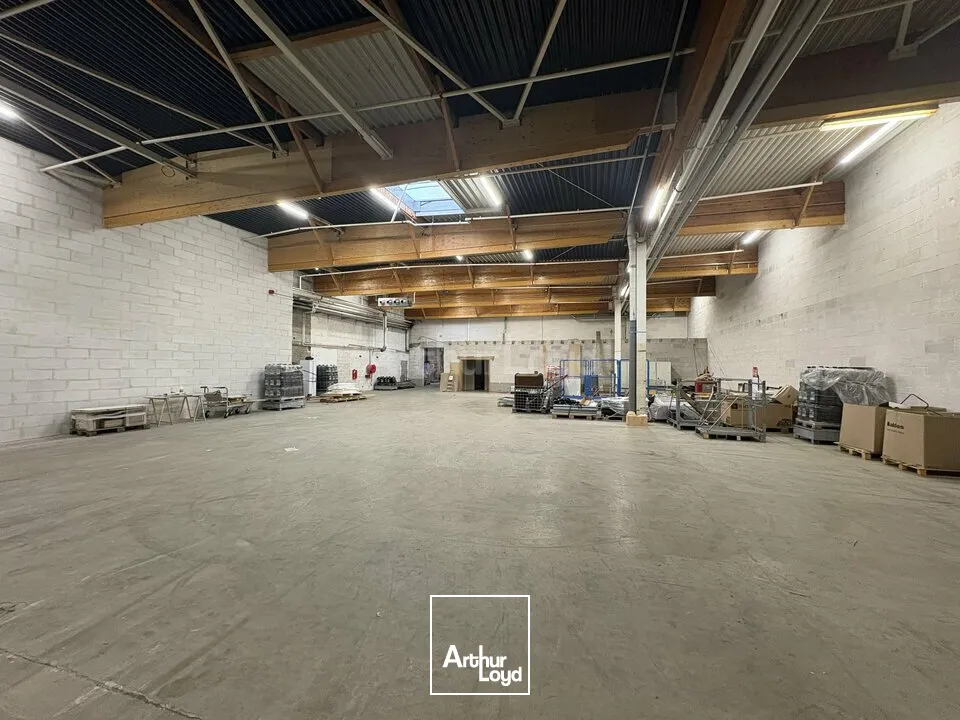 LOCAL COMMERCIAL à LOUER de 1396 m²