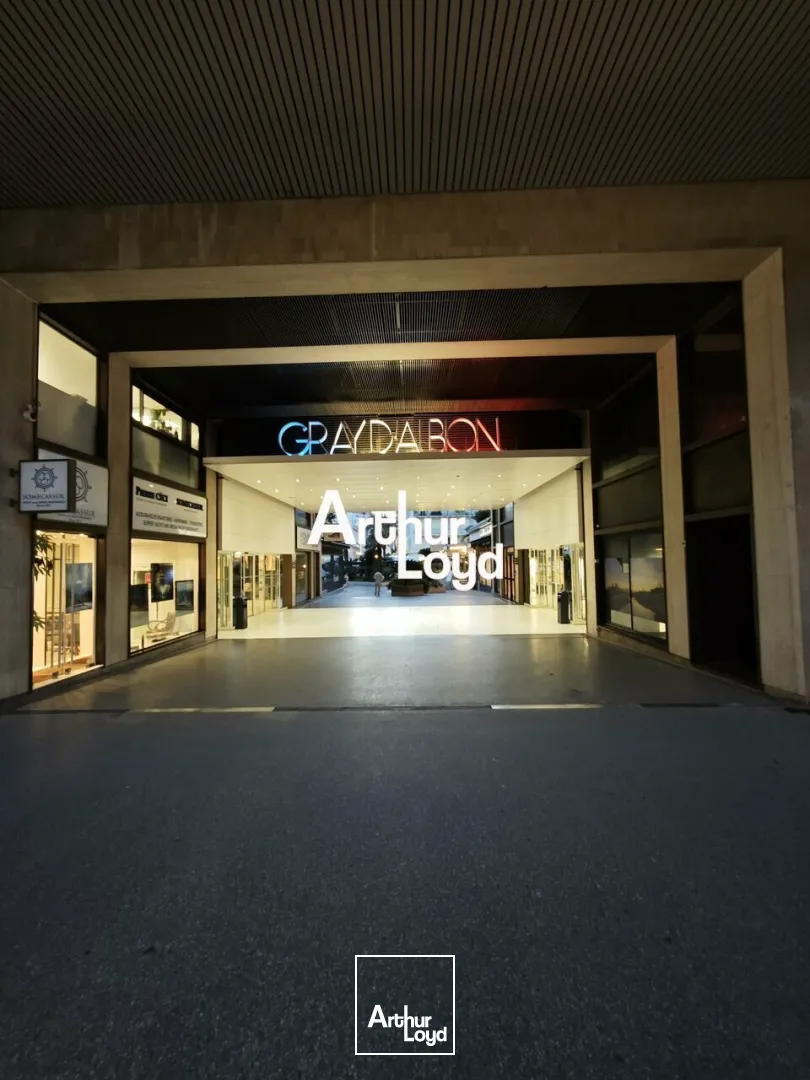 LOCAL COMMERCIAL ERP A LOUER DE 75 M² A CANNES