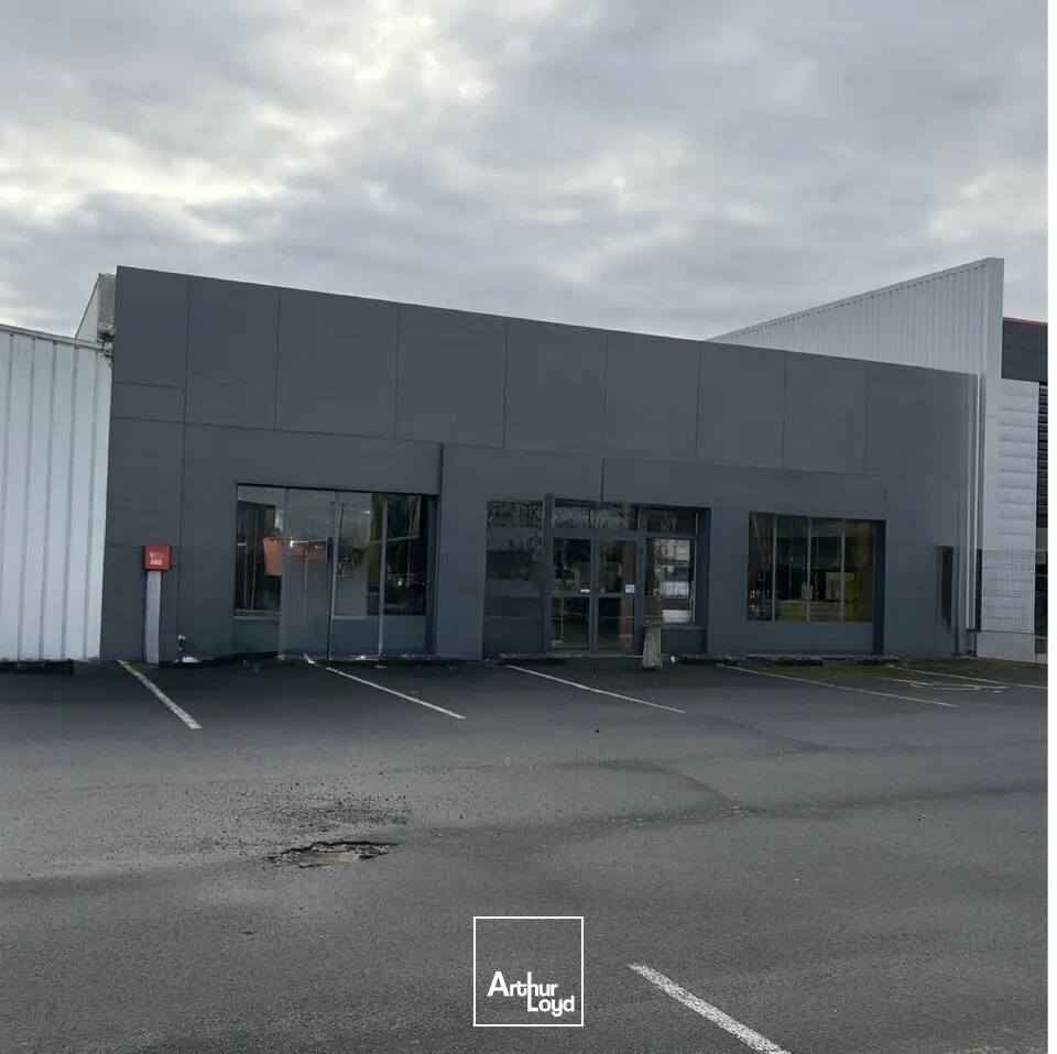A VENDRE CELLULE 290M2 ZONE COMMERCIALE NIORT MENDES FRANCE