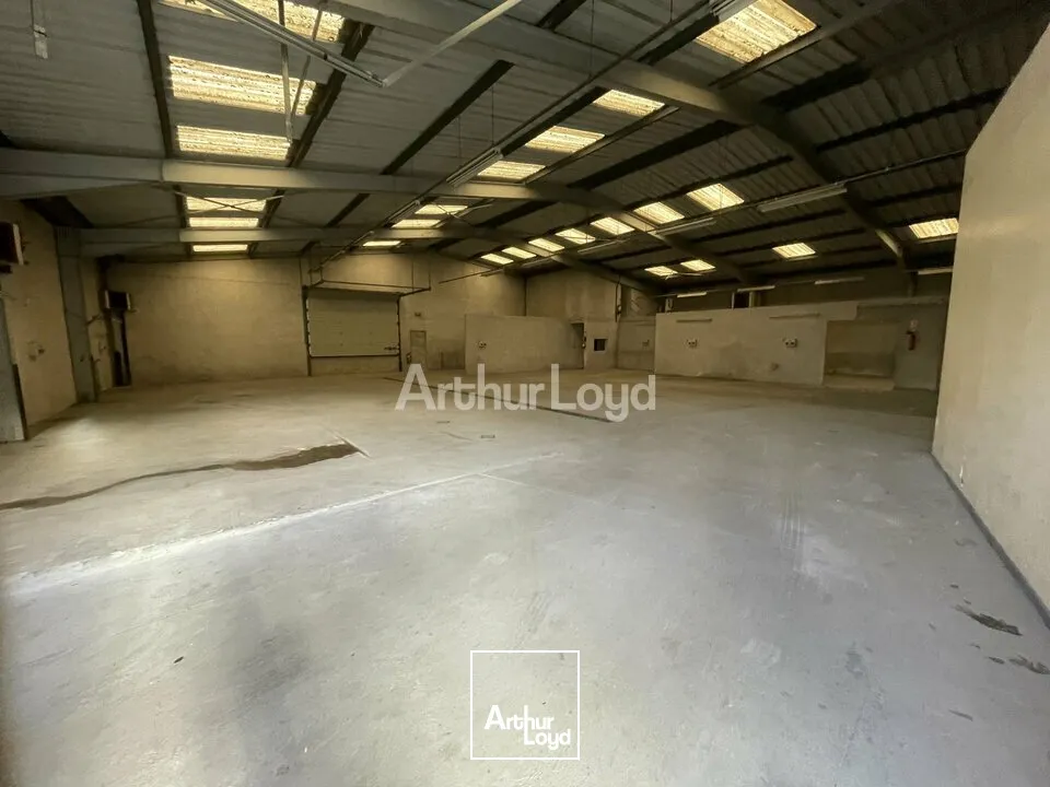 Grand local d'activité avec Bureaux