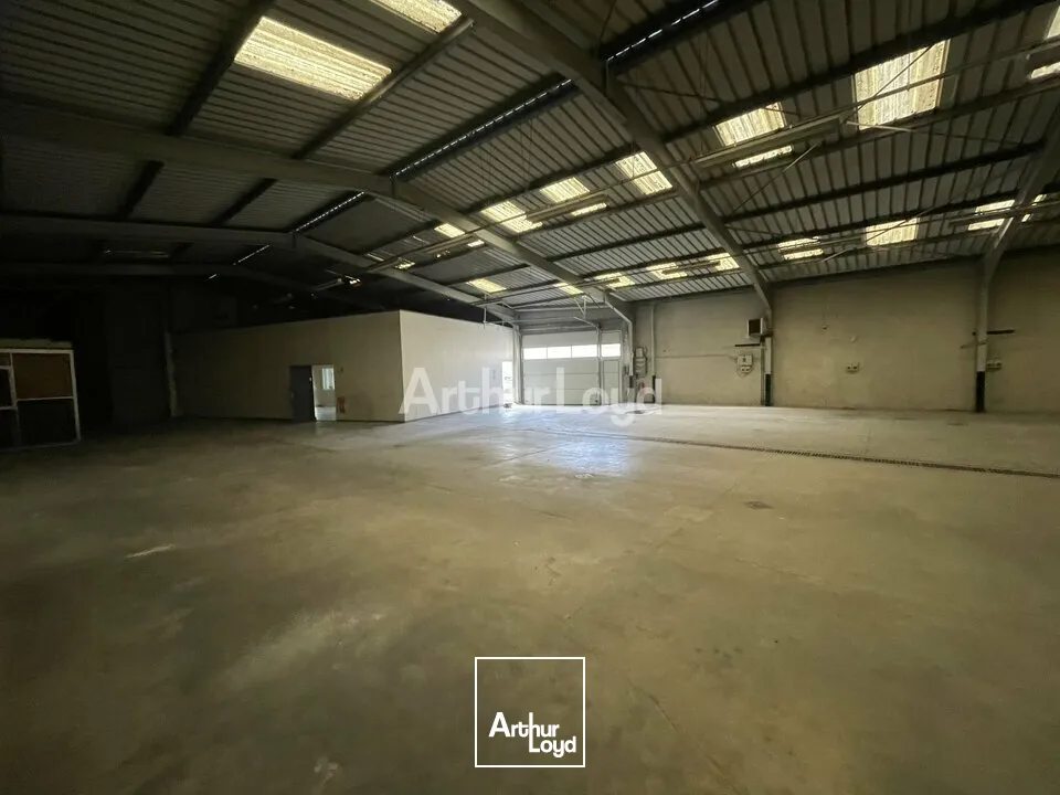 Grand local d'activité avec Bureaux