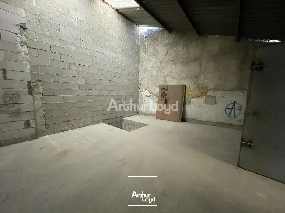 Grand local d'activité avec Bureaux