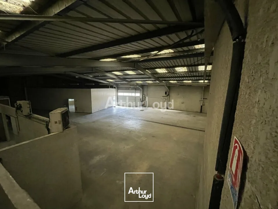Grand local d'activité avec Bureaux