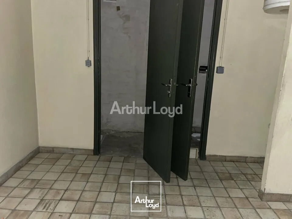 Grand local d'activité avec Bureaux