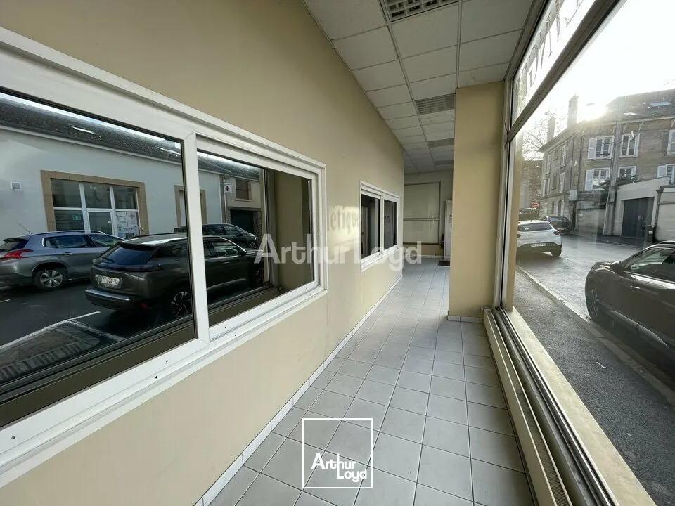 Grand local d'activité avec Bureaux