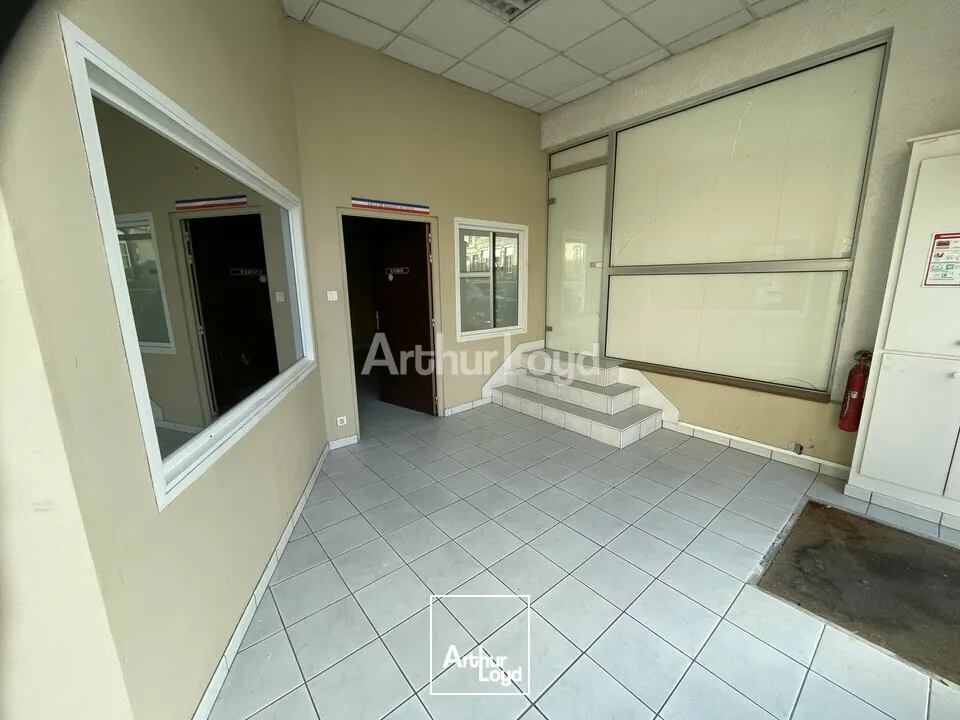 Grand local d'activité avec Bureaux