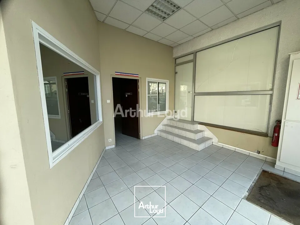 Grand local d'activité avec Bureaux