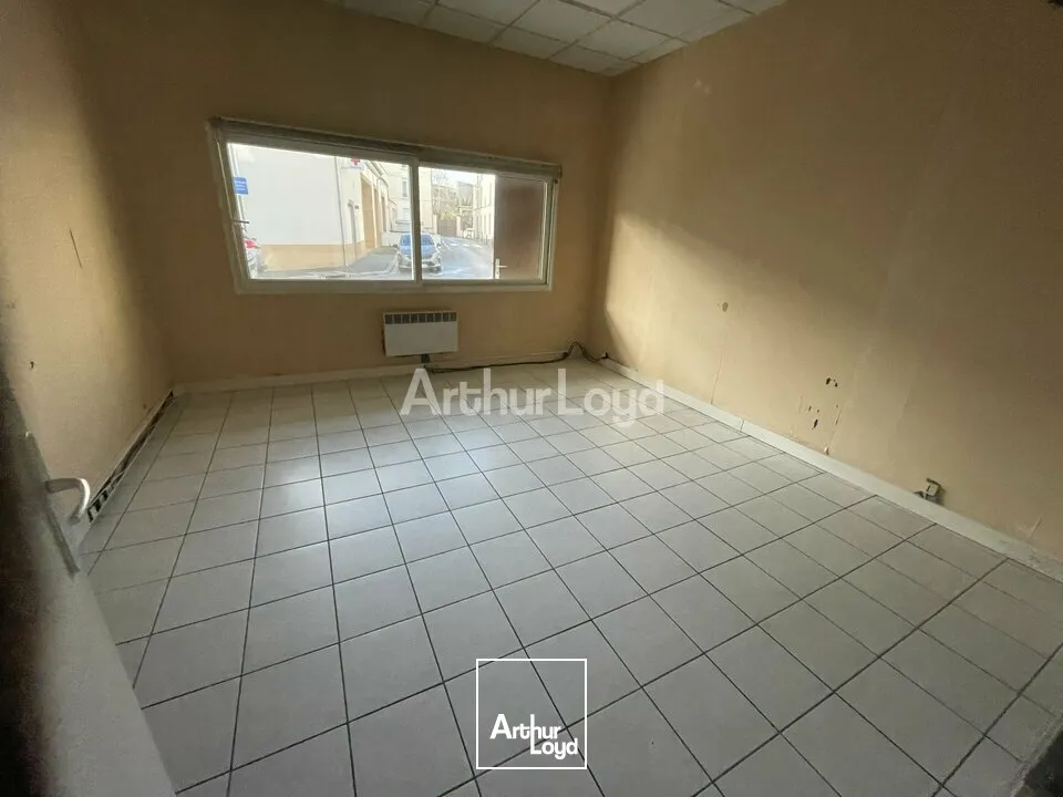 Grand local d'activité avec Bureaux