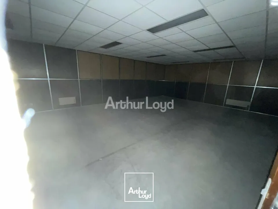 Grand local d'activité avec Bureaux