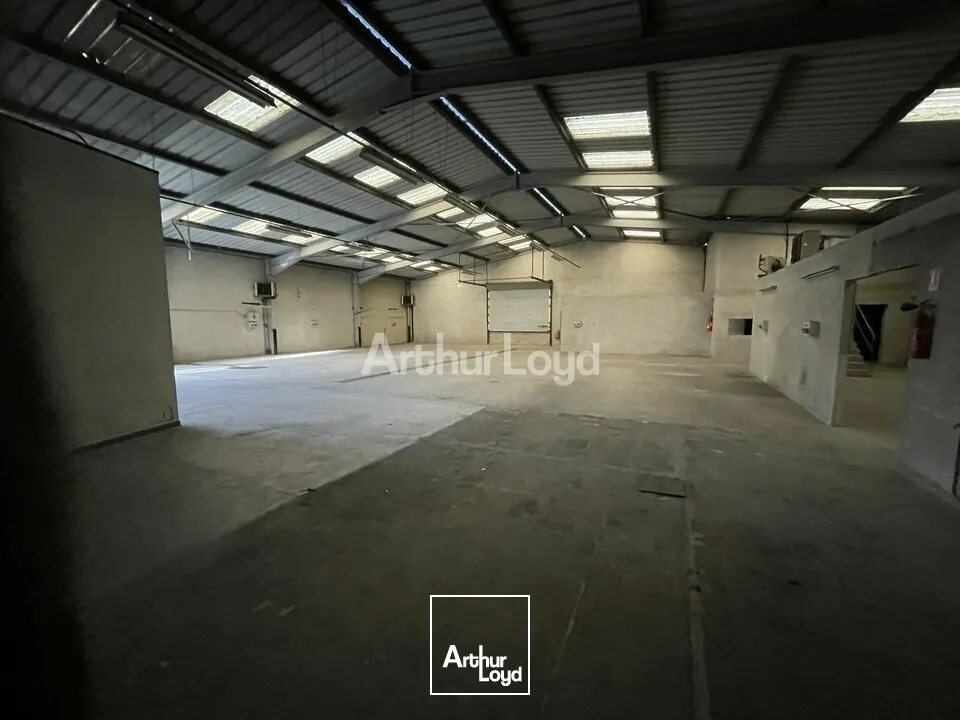 Grand local d'activité avec Bureaux