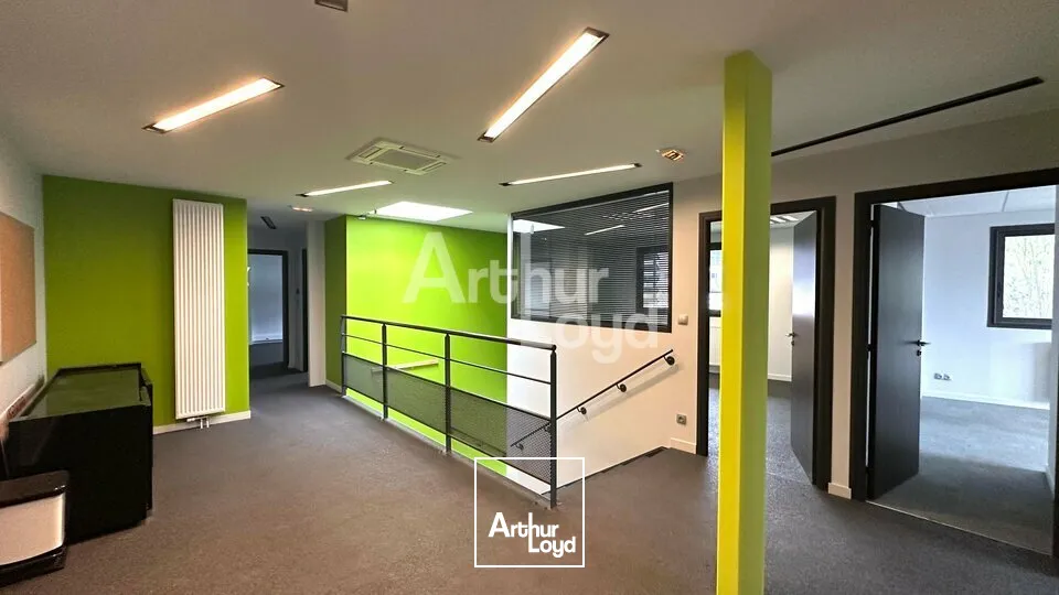 A LOUER - BUREAUX DE 200m2 - PROXIMITE AUTOROUTE A43