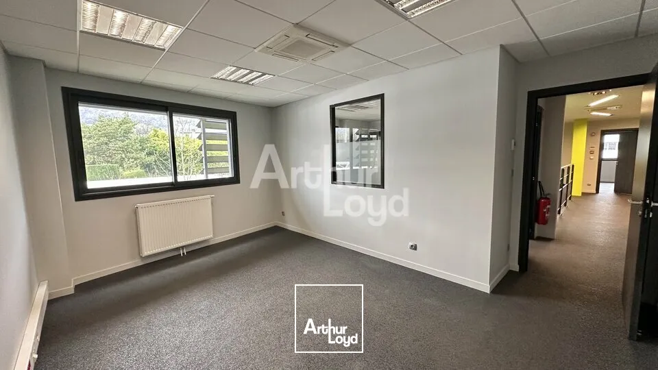 A LOUER - BUREAUX DE 200m2 - PROXIMITE AUTOROUTE A43