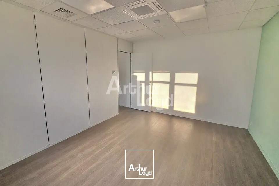 À LOUER  BUREAUX LUMINEUX À TECHNOLAC