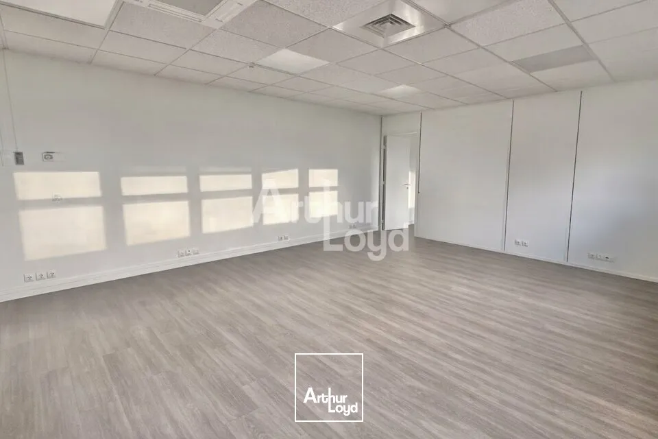 À LOUER  BUREAUX LUMINEUX À TECHNOLAC