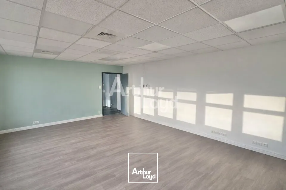 À LOUER  BUREAUX LUMINEUX À TECHNOLAC