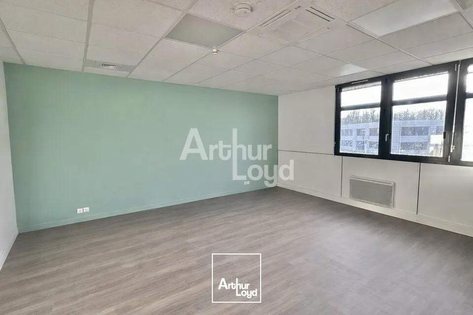 À LOUER  BUREAUX LUMINEUX À TECHNOLAC